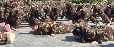 һ�˷��e(cu��)ȫ�w���P���@���ǈF(tu��n)�(du��)������